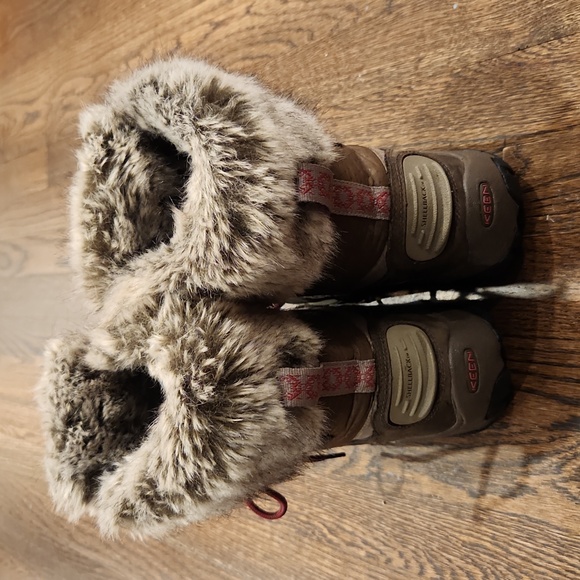 Donated - Used - Keen warm snow boots with fur shell back size 7 - Picture 2 of 5